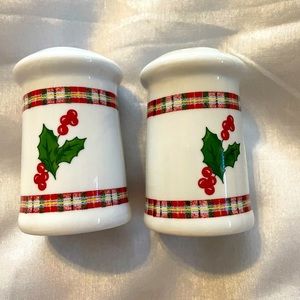 Essential Home 2005 Christmas Salt and pepper shakers